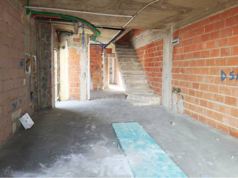 Moradia Geminada T3 com duas Suítes e zona de lazer, localizada no Pinhal General, Fernão Ferro