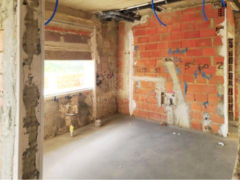 Moradia Geminada T3 com duas Suítes e zona de lazer, localizada no Pinhal General, Fernão Ferro