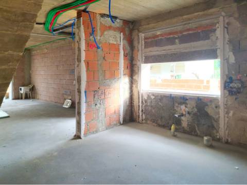 Moradia Geminada T3 com duas Suítes e zona de lazer, localizada no Pinhal General, Fernão Ferro