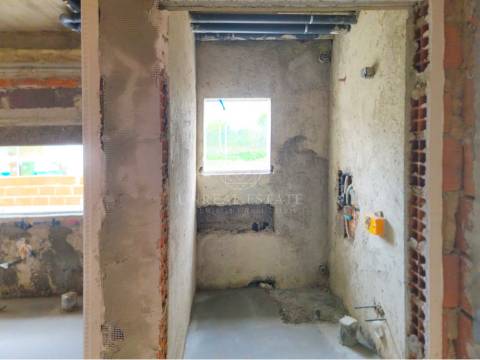 Moradia Geminada T3 com duas Suítes e zona de lazer, localizada no Pinhal General, Fernão Ferro