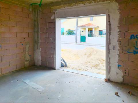 Moradia Geminada T3 com duas Suítes e zona de lazer, localizada no Pinhal General, Fernão Ferro