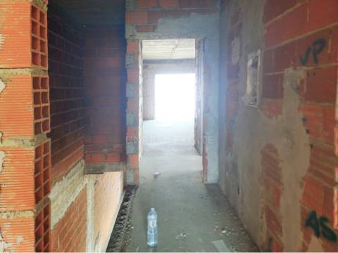 Moradia Geminada T3 com duas Suítes e zona de lazer, localizada no Pinhal General, Fernão Ferro