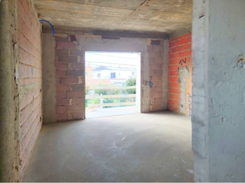 Moradia Geminada T3 com duas Suítes e zona de lazer, localizada no Pinhal General, Fernão Ferro