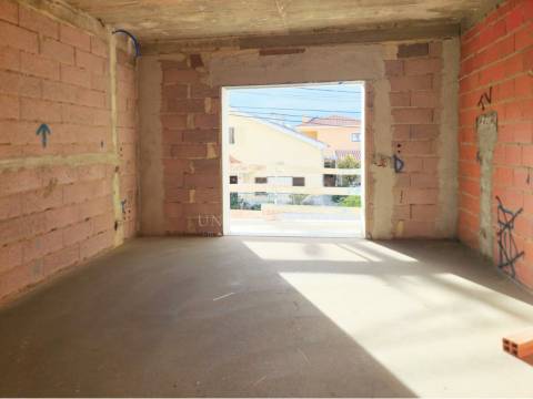 Moradia Geminada T3 com duas Suítes e zona de lazer, localizada no Pinhal General, Fernão Ferro