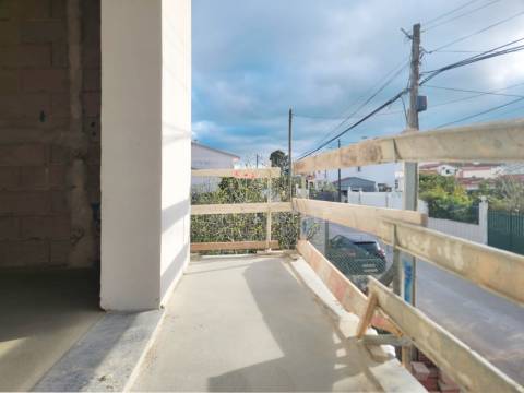 Moradia Geminada T3 com duas Suítes e zona de lazer, localizada no Pinhal General, Fernão Ferro