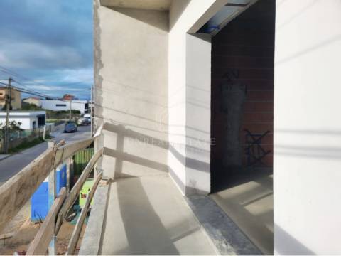 Moradia Geminada T3 com duas Suítes e zona de lazer, localizada no Pinhal General, Fernão Ferro