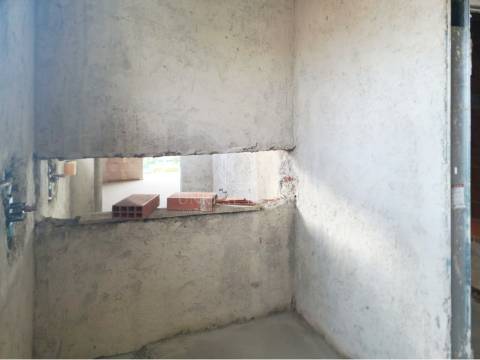 Moradia Geminada T3 com duas Suítes e zona de lazer, localizada no Pinhal General, Fernão Ferro