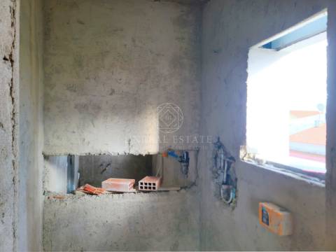 Moradia Geminada T3 com duas Suítes e zona de lazer, localizada no Pinhal General, Fernão Ferro