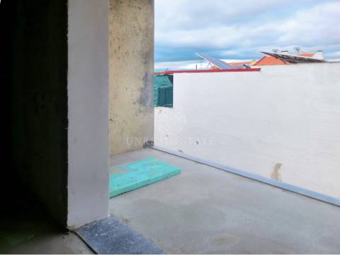 Moradia Geminada T3 com duas Suítes e zona de lazer, localizada no Pinhal General, Fernão Ferro