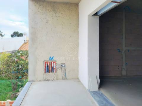 Moradia Geminada T3 com duas Suítes e zona de lazer, localizada no Pinhal General, Fernão Ferro