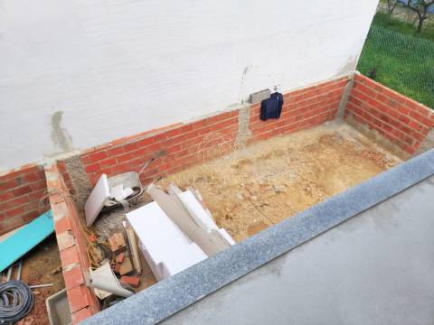 Moradia Geminada T3 com duas Suítes e zona de lazer, localizada no Pinhal General, Fernão Ferro