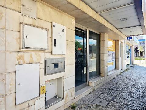 Loja de 160 m² para Arrendamento | Avenida Principal do Barreiro | Licença Panificadora.