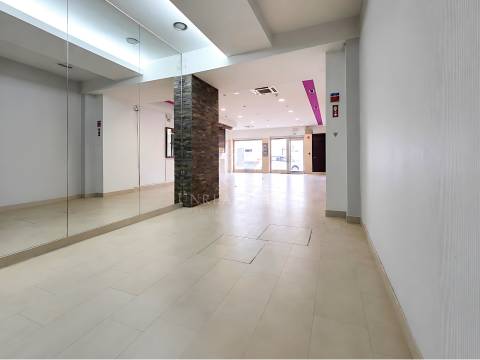 Loja de 160 m² para Arrendamento | Avenida Principal do Barreiro | Licença Panificadora.