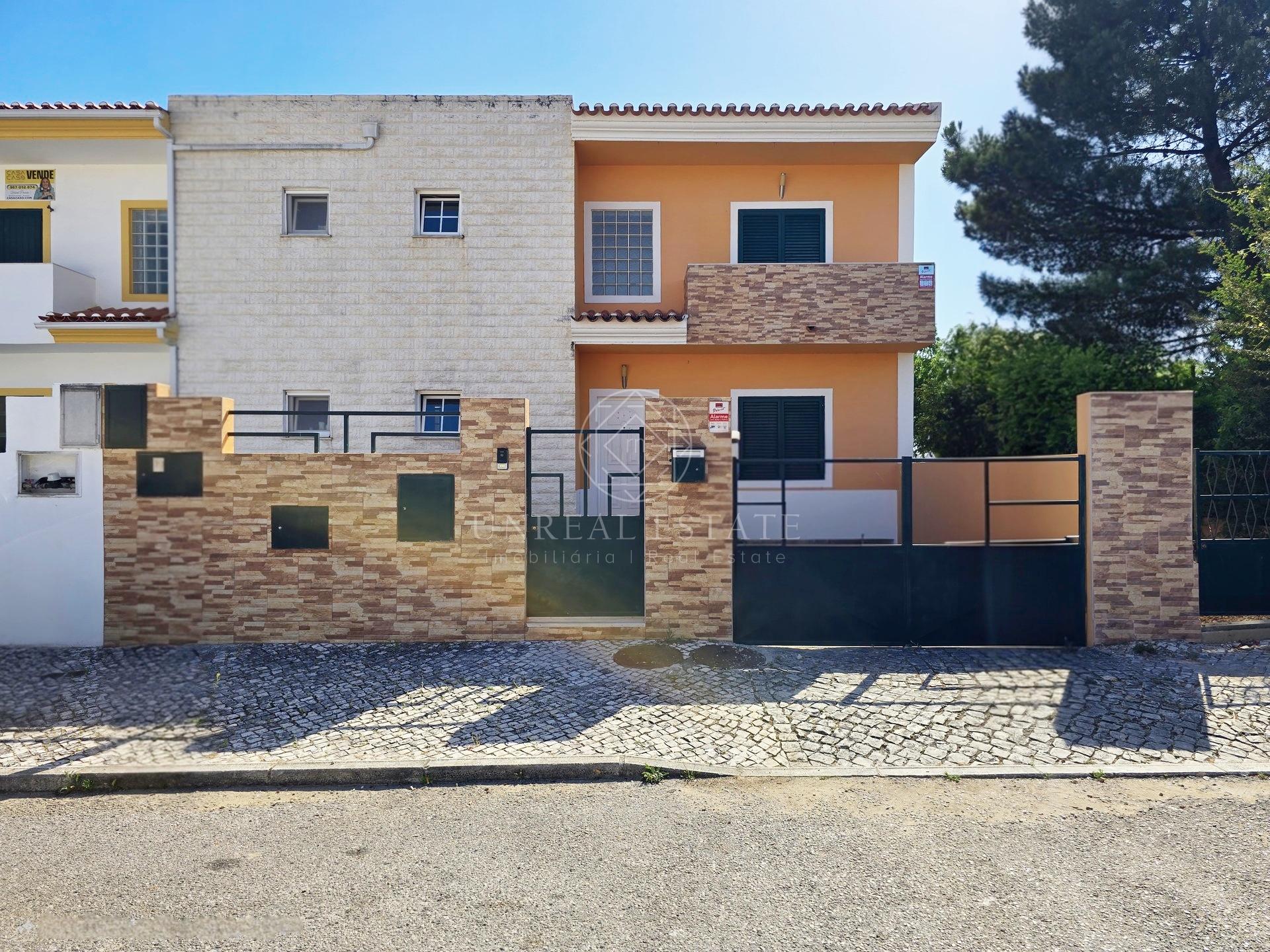 Moradia T4 Exclusiva com Piscina e 900m² de Terreno | Quinta da Serralheira, Setúbal
