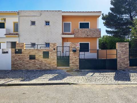 Moradia T4 Exclusiva com Piscina e 900m² de Terreno | Quinta da Serralheira, Setúbal