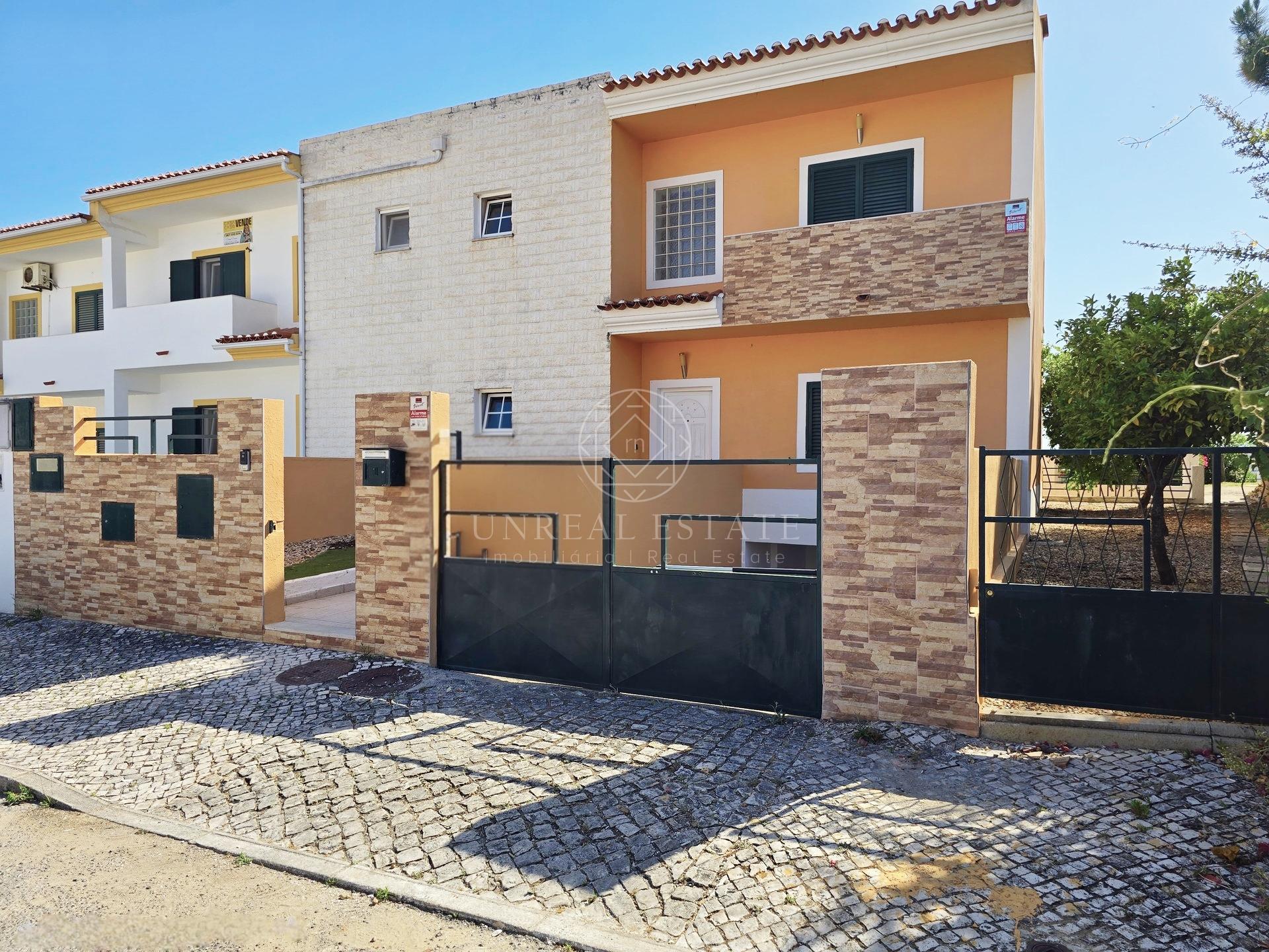 Moradia T4 Exclusiva com Piscina e 900m² de Terreno | Quinta da Serralheira, Setúbal