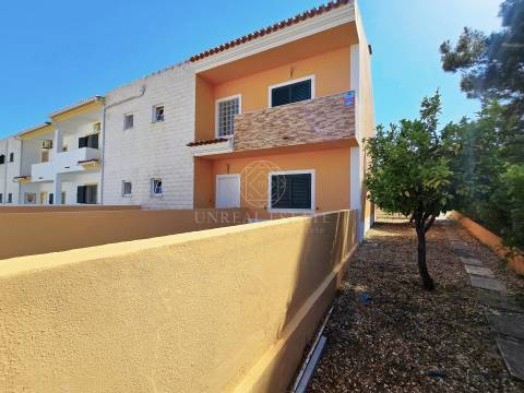 Moradia T4 Exclusiva com Piscina e 900m² de Terreno | Quinta da Serralheira, Setúbal