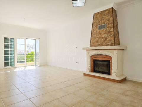 Moradia T4 Exclusiva com Piscina e 900m² de Terreno | Quinta da Serralheira, Setúbal