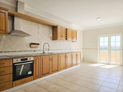 Moradia T4 Exclusiva com Piscina e 900m² de Terreno | Quinta da Serralheira, Setúbal