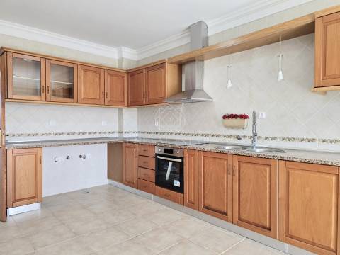 Moradia T4 Exclusiva com Piscina e 900m² de Terreno | Quinta da Serralheira, Setúbal