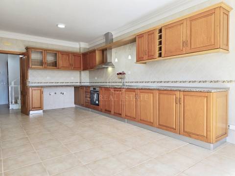 Moradia T4 Exclusiva com Piscina e 900m² de Terreno | Quinta da Serralheira, Setúbal