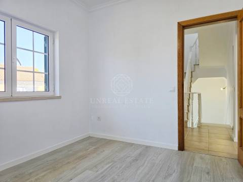 Moradia T4 Exclusiva com Piscina e 900m² de Terreno | Quinta da Serralheira, Setúbal