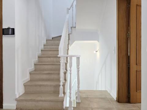 Moradia T4 Exclusiva com Piscina e 900m² de Terreno | Quinta da Serralheira, Setúbal