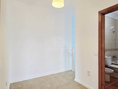 Moradia T4 Exclusiva com Piscina e 900m² de Terreno | Quinta da Serralheira, Setúbal