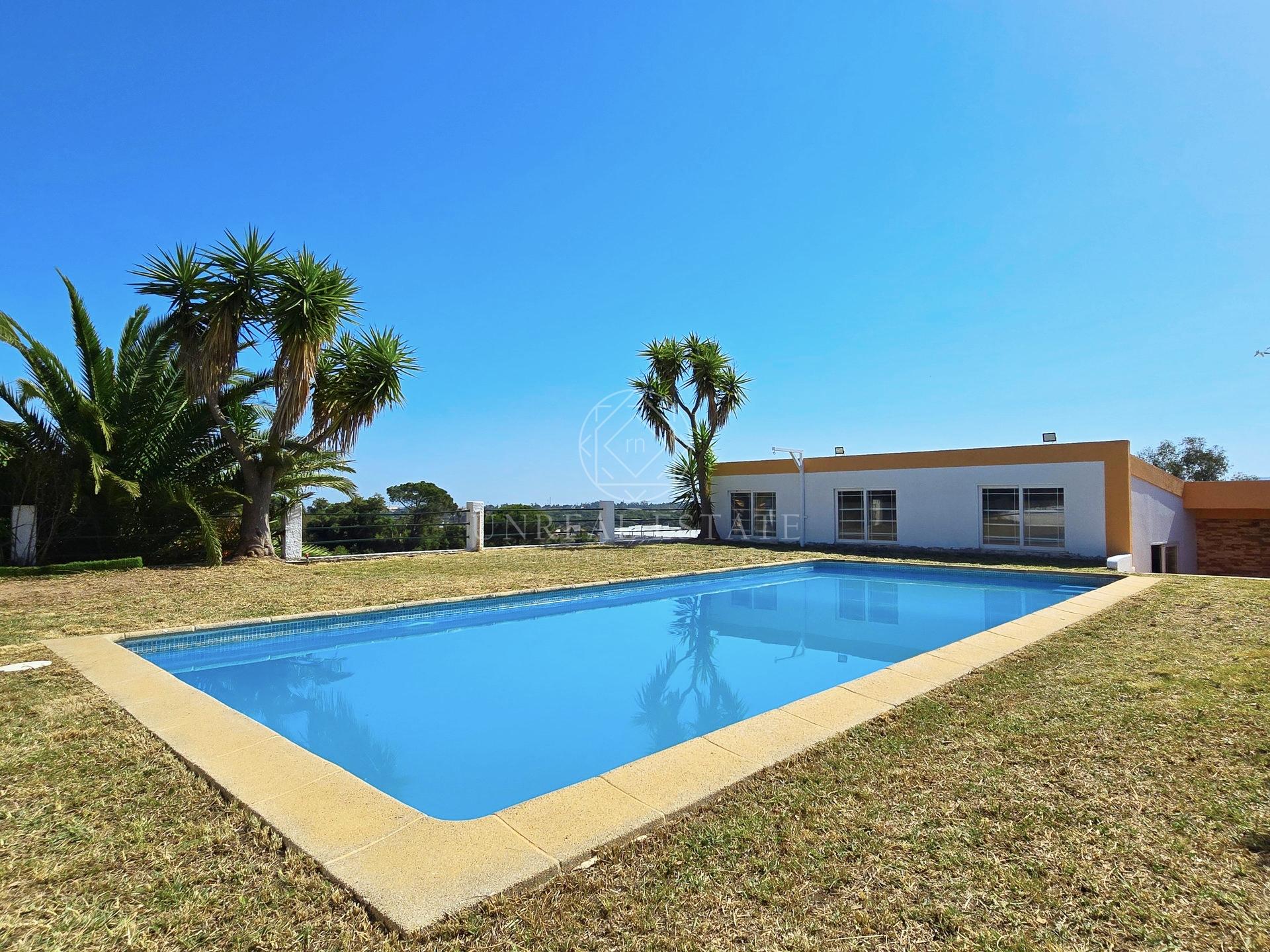 Moradia T4 Exclusiva com Piscina e 900m² de Terreno | Quinta da Serralheira, Setúbal