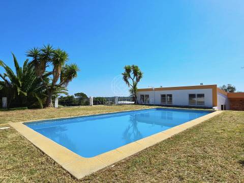 Moradia T4 Exclusiva com Piscina e 900m² de Terreno | Quinta da Serralheira, Setúbal