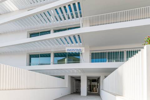 Apartamento T2 em Vilamoura de construção nova com vasto terraço e piscina privative.