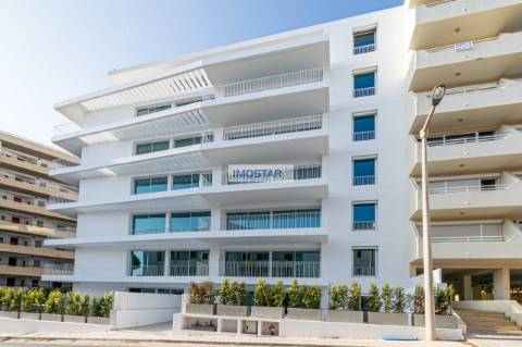 Apartamento T2 em Vilamoura de construção nova com vasto terraço e piscina privative.