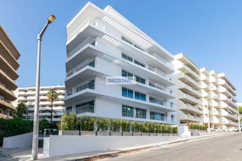 Apartamento T2 em Vilamoura de construção nova com vasto terraço e piscina privative.