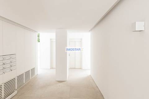 Apartamento T2 em Vilamoura de construção nova com vasto terraço e piscina privative.