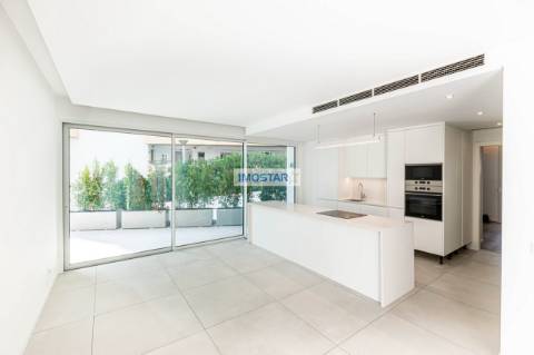 Apartamento T2 em Vilamoura de construção nova com vasto terraço e piscina privative.