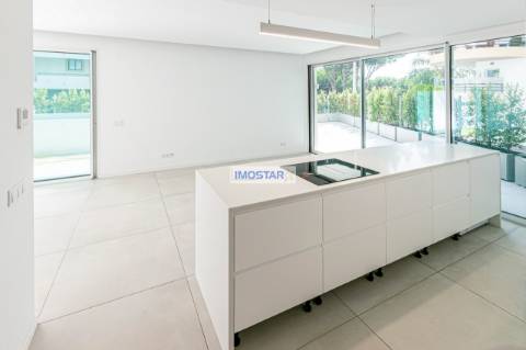 Apartamento T2 em Vilamoura de construção nova com vasto terraço e piscina privative.