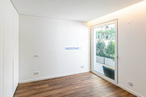 Apartamento T2 em Vilamoura de construção nova com vasto terraço e piscina privative.