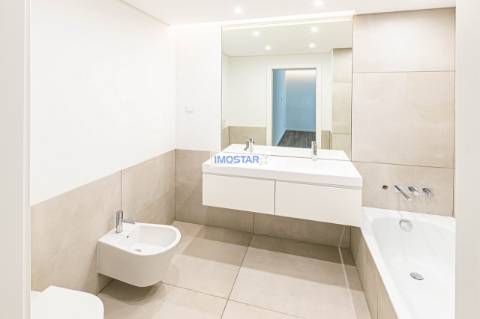 Apartamento T2 em Vilamoura de construção nova com vasto terraço e piscina privative.