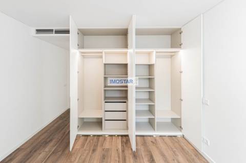 Apartamento T2 em Vilamoura de construção nova com vasto terraço e piscina privative.