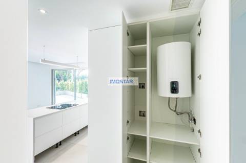 Apartamento T2 em Vilamoura de construção nova com vasto terraço e piscina privative.