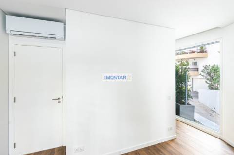 Apartamento T2 em Vilamoura de construção nova com vasto terraço e piscina privative.