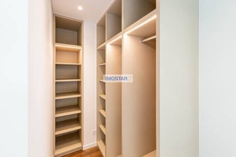 Apartamento T2 em Vilamoura de construção nova com vasto terraço e piscina privative.