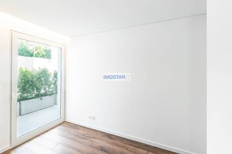 Apartamento T2 em Vilamoura de construção nova com vasto terraço e piscina privative.