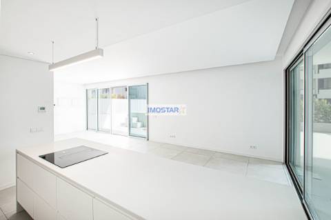 Apartamento T2 em Vilamoura de construção nova com vasto terraço e piscina privative.