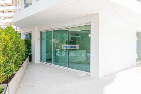 Apartamento T2 em Vilamoura de construção nova com vasto terraço e piscina privative.