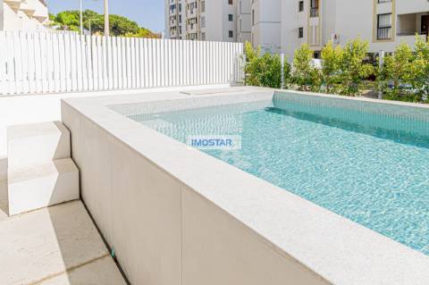 Apartamento T2 em Vilamoura de construção nova com vasto terraço e piscina privative.