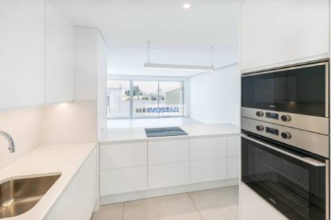 Apartamento T3 em Vilamoura de construccao nova com vistas distantes para o mar.