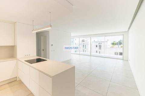 Apartamento T3 em Vilamoura de construccao nova com vistas distantes para o mar.