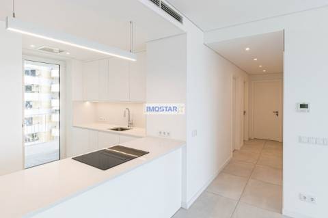 Apartamento T3 em Vilamoura de construccao nova com vistas distantes para o mar.