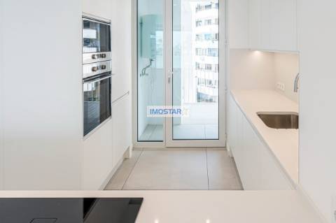 Apartamento T3 em Vilamoura de construccao nova com vistas distantes para o mar.